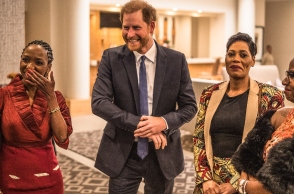 Ο πρίγκιπας Χάρι έχοντας στα αριστερά του τη Δρ Σοφι Τσαντάουκα, τη γυναίκα που πλέον τον κατηγορεί ευθέως για μισογυνισμό, ρατσισμό και κακοδιαχείριση