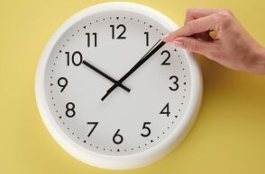 Αλλαγή ώρας 2025: Πότε γυρίζουμε τους δείκτες μία ώρα μπροστά 