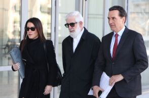 Παπαχαραλάμπους - Παπούλια: Τα χειρόγραφα μηνύματα που φέρονται να έστειλαν στον Φιλιππίδη