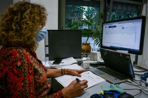 Γυναίκα μπροστά από υπολογιστή