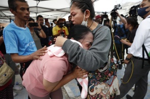 Συγγενείς ανθρώπων που έχασαν τη ζωή τους από τον σεισμό στη Μιανμάρ ξεσπούν σε λυγμούς 