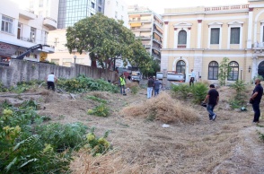 Χορτάρια σε οικόπεδο και συνεργείο καθαρισμού