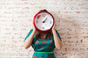 Ρολόι στο πρόσωπο γυναίκας