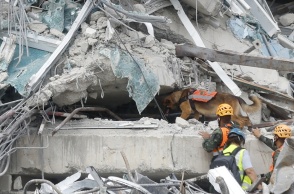 Σκυλί και διασώστες στα ερείπια μετά τον σεισμό