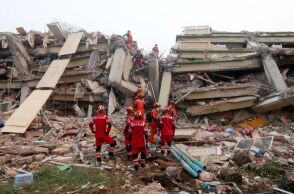 Μία εβδομάδα εθνικού πένθους στη Μιανμάρ - Μάχη με τον χρόνο, τη ζέστη και τους βομβαρδισμούς