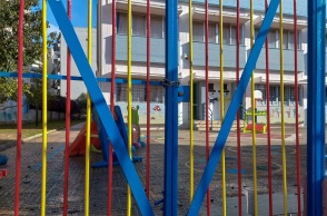 Κλειστή πόρτα σχολείου