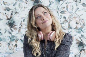 H Ιωάννα Ασημακοπούλου φορώντας ακουστικά