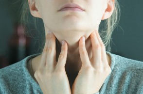 Κοπέλα που νιώθει πόνο στον λαιμό 