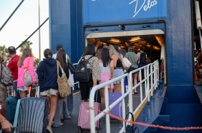 Νέοι με τις βαλίτσες ανά χείρας ανεβαίνουν σε πλοίο