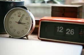 Ποιος πραγματικά αποφασίζει για τις αλλαγές ώρας στον πλανήτη; 