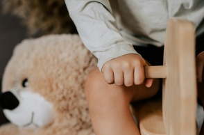 Χέρι παιδιού και αρκουδάκι