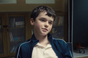 Adolescence: Μαθαίνοντας τη ζωή από τα σίριαλ