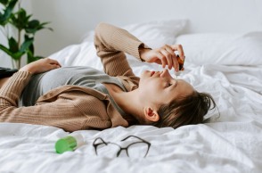 Κοπέλα που βάζει σταγόνες στα μάτια