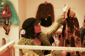 κοπέλα σε thrift shop 