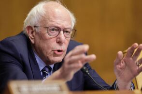 ΗΠΑ: Ο γερουσιαστής Μπέρνι Σάντερς κατηγορεί μεγάλα δικηγορικά γραφεία για «δειλία» επειδή υπέκυψαν στις πιέσεις του Ντόναλντ Τραμπ για οικονομικά οφέλη.