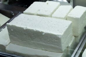 Δασμοί Τραμπ: Η φέτα κινδυνεύει, οι παραγωγοί προειδοποιούν