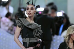 Η FKA Twigs ακυρώνει την εμφάνισή της στο Coachella και την περιοδεία της στη Βόρεια Αμερική λόγω προβλημάτων με τη βίζα - Η ανάρτησή της