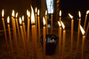 Κεριά σε μανουάλι εκκλησίας