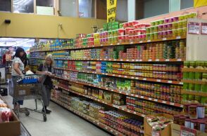 Φόβος και ανασφάλεια ωθούν τους πολίτες σε αγορές πανικού, θυμίζοντας τις πρώτες μέρες της πανδημίας