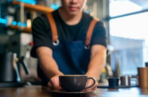 Η επιστήμη πίσω από τον δυνατό καφέ: Το «φαινόμενο χιονοστιβάδας» και πώς η ροή νερού από μεγαλύτερο ύψος και με σταθερό ρυθμό ενισχύει την εκχύλιση 