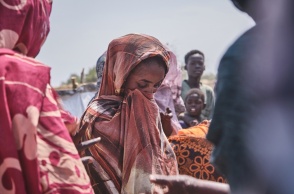 Γυναίκα πρόσφυγας και παιδιά στο Νότιο Σουδάν