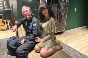 Λος Άντζελες: Η σύζυγος του μπασίστα των Weezer πυροβολήθηκε από την αστυνομία και κατηγορείται για απόπειρα ανθρωποκτονίας