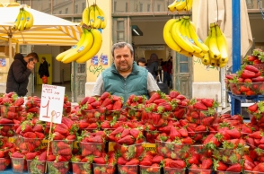 Οι τελευταίοι υπαίθριοι «φρουτάδες» της Αθήνας