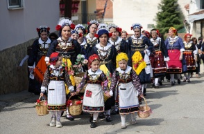 Κυρίες και κοριτσάκια ντυμένες Λαζαρίνες το Σάββατο του Λαζάρου