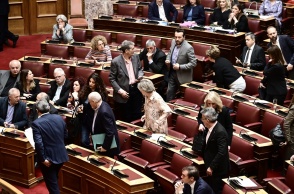 Βουλευτές του ΣΥΡΙΖΑ αποχωρούν από την αίθουσα της Ολομέλειας 