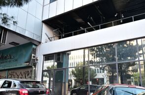 Σπασμένα αυτοκίνητα και φθορές στο κτίριο της Hellenic Train μετά την έκρηξη