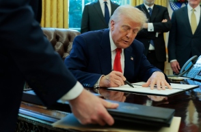 Ο Τραμπ σκίζει τα μνημόνια