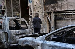 Εξάρχεια: Εικόνες καταστροφής μετά τα σοβαρά επεισόδια - Αυτοκίνητα έγιναν στάχτη - 72 προσαγωγές