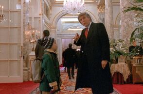 Ο σκηνοθέτης του «Μόνος στο Σπίτι 2» λέει ότι φοβάται ότι θα απελαθεί αν κόψει τη σκηνή του Ντόναλντ Τραμπ - Δηλώνει πως θα ήθελε να την αφαιρέσει.