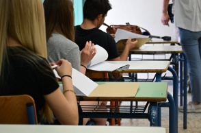 Μαθητές καθισμένοι στα θρανία τους