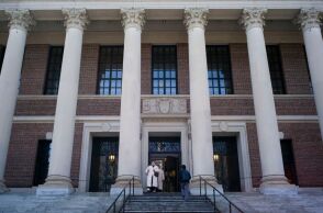 Τα πανεπιστήμια των ΗΠΑ που μπορούν να αντισταθούν στις απαιτήσεις του Ντόναλντ Τραμπ μετά το πάγωμα της χρηματοδότηση του Χάρβαρντ - Ανάλυση του Forbes