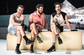 Αλλαγή στη διανομή της παράστασης «Τα Σκυλιά» λόγω απαγόρευσης εξόδου του Τούρκου ηθοποιού Cem Yiğit Üzümoğlu από τη χώρα του