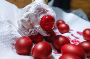 Γιατί βάφουμε κόκκινα τα αυγά του Πάσχα - Τι συμβολίζει το «τσούγκρισμα»