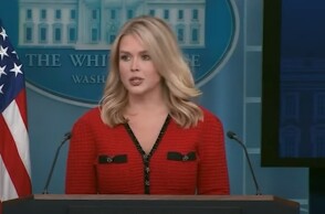 Made in China το φόρεμα της Καρολάιν Λέβιτ - Η εκπρόσωπος του Λευκού Οίκου έγινε viral για ένα λόγο που σίγουρα δε θα ήθελε