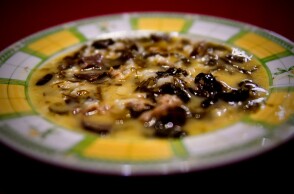 Γιατί τρώμε μαγειρίτσα το βράδυ του Μεγάλου Σαββάτου μετά την Ανάσταση - Μία παραδοσιακή επιλογή ή κάτι περισσότερο;