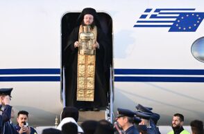 Το Άγιο Φως έφτασε από τα Ιεροσόλυμα στην Ελλάδα - Εικόνες από το αεροδρόμιο