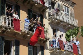 Κέρκυρα: Πάσχα με μπότηδες και χειροκροτήματα -  Εικόνες από το εντυπωσιακό έθιμο