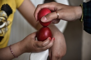 Γιατί σήμερα τσουγκρίζουμε τα πασχαλινά αυγά