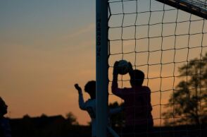 Εκατό Ισπανοί ποδοσφαιρόφιλοι βρέθηκαν σε γήπεδο ομάδας 7ης κατηγορίας στην Αγγλία λόγω YouTube