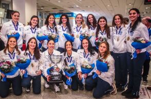 Η Εθνική Πόλο Γυναικών έγραψε ιστορία στην Κίνα και εν μέσω αποθέωσης επέστρεψε στην Ελλάδα - Δείτε φωτογραφίες και βίντεο από την άφιξη