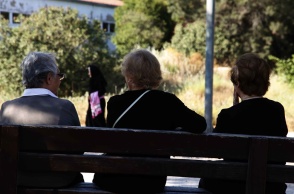 Συνταξιούχοι σε παγκάκι
