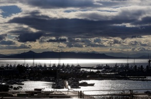 Μαύρα σύννεφα πάνω από τον ουρανό στο Φάληρο