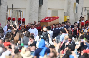 Η πομπή με τη σορό του Πάπα Φραγκίσκου