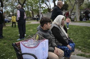 Πολίτες στους δρόμους της Τουρκίας μετά τον πολύ ισχυρό σεισμό