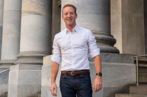 Αυστραλία: Ο πολιτικός Ντέιβιντ Σπέρς καταδικάστηκε για προμήθεια κοκαΐνης και τιμωρήθηκε με πρόστιμο και κοινωφελή εργασία.