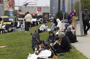 Πολίτες στους δρόμους της Κωνσταντινούπολης μετά τον πολύ ισχυρό σεισμό